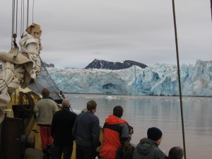 kijken naar de afkalvende gletsjer
