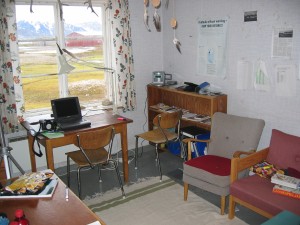 De woonkamer van het station