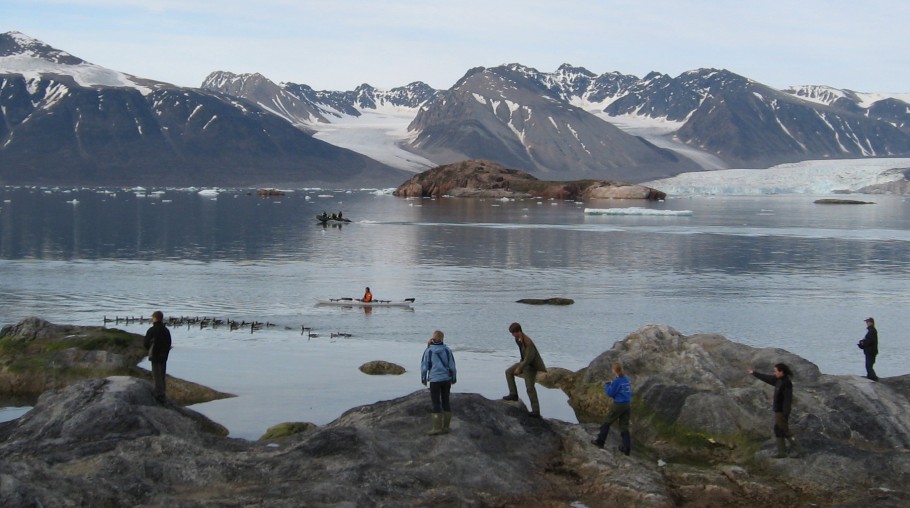 With two kayaks and a zodiac on the water and a group of people on the beach, we bring the geese to the net on the beach.