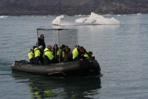 een boot vol studenten en vangmateriaal komt aan op Storholmen