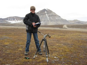 Janwillem is writing data of the spectrophotometer.