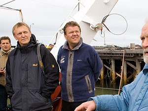 a picture from Svalbardposten, with the commisionar to the left and the minister to the right